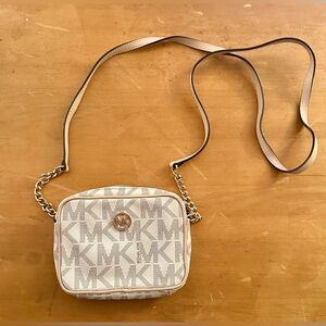 Michael Kors jet setter crossbody purse